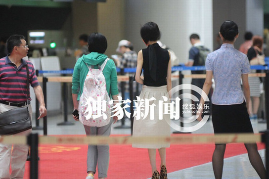 陈鲁豫素颜抵沪