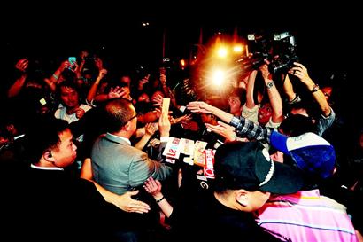 婚礼现场发红包引骚动