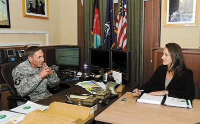 英国媒体公布了一张传记作家葆拉·布罗德韦尔采访彼得雷乌斯的照片。