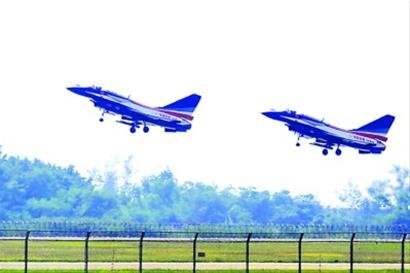 八一飞行队航展试飞 歼-10表演“水平开花” 