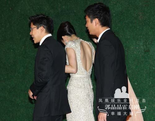 郭晶晶穿露背礼服惊艳