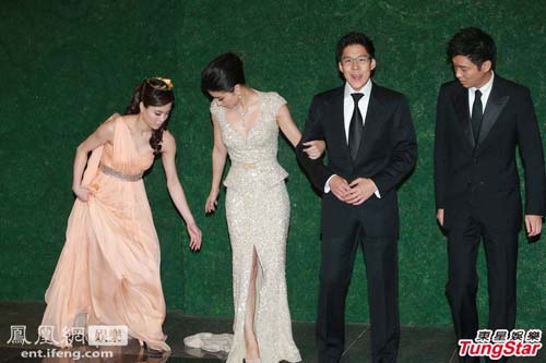 吴敏霞疑似不小心踩到郭晶晶裙摆