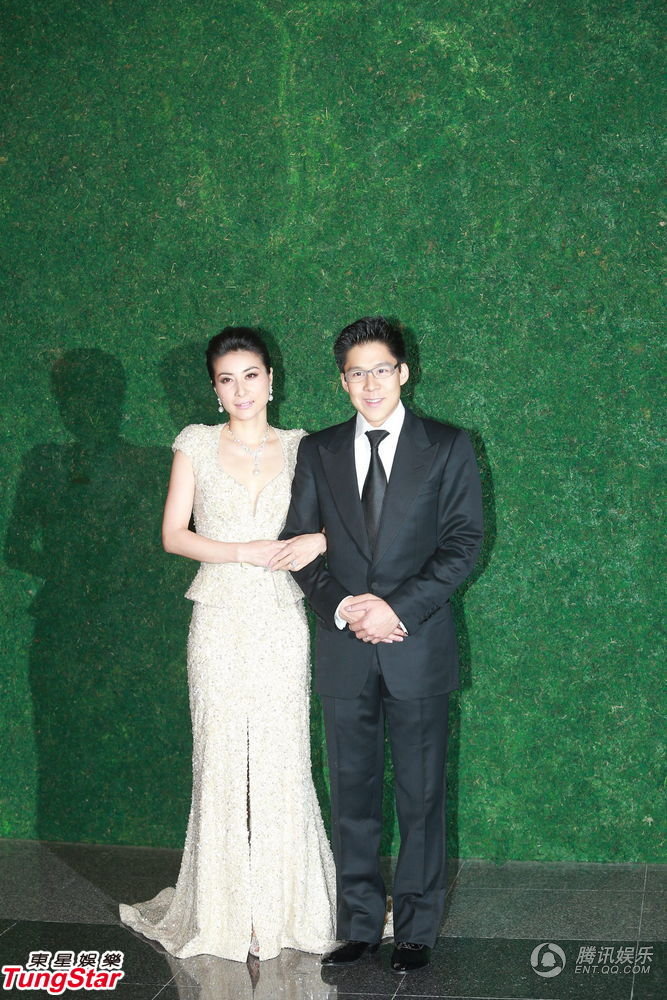 11日下午5点半，郭晶晶手挽霍启刚出场，这是他们婚后首度在媒体前亮相。