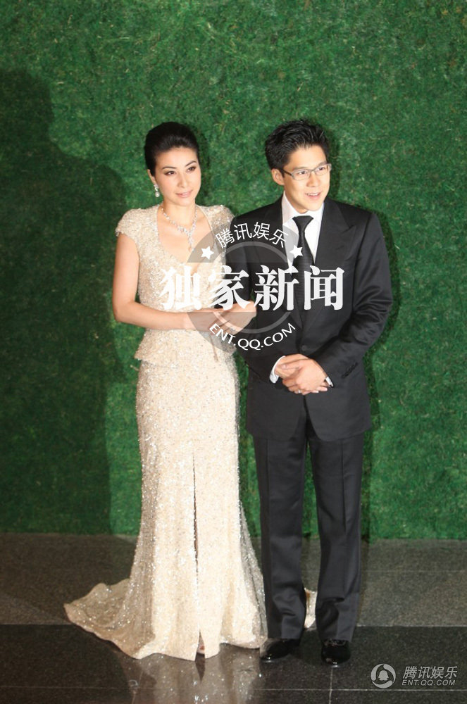 11日下午5点半，郭晶晶手挽霍启刚出场，这是他们婚后首度在媒体前亮相。