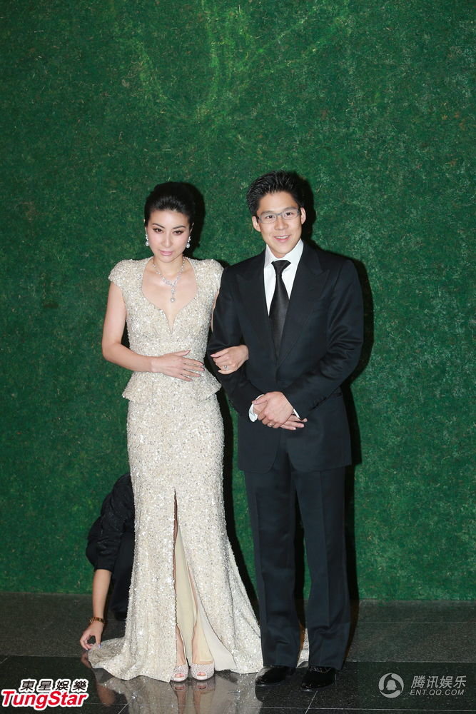 11日下午5点半，郭晶晶手挽霍启刚出场，这是他们婚后首度在媒体前亮相。