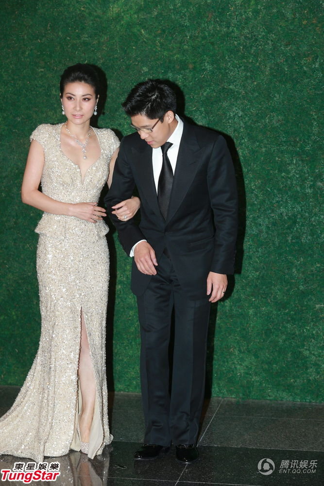 11日下午5点半，郭晶晶手挽霍启刚出场，这是他们婚后首度在媒体前亮相。