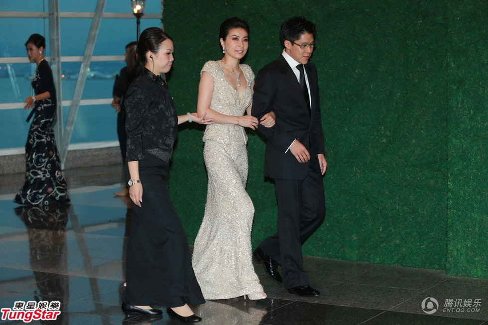 11日下午5点半，郭晶晶手挽霍启刚出场，这是他们婚后首度在媒体前亮相。