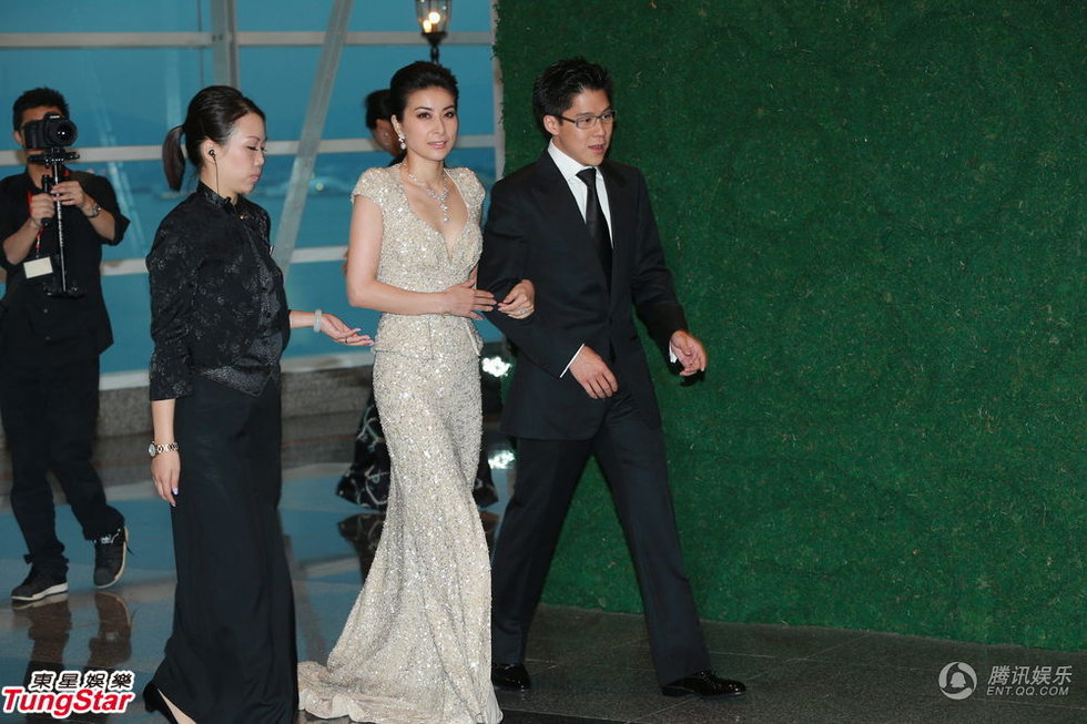 11日下午5点半，郭晶晶手挽霍启刚出场，这是他们婚后首度在媒体前亮相。