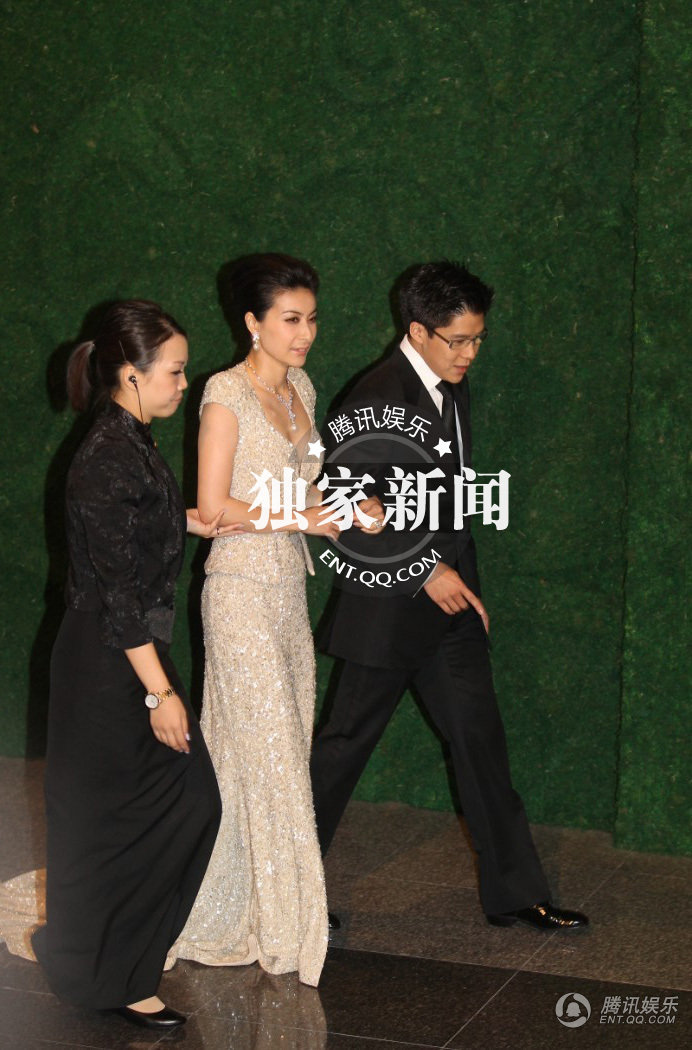 11日下午5点半，郭晶晶手挽霍启刚出场，这是他们婚后首度在媒体前亮相。