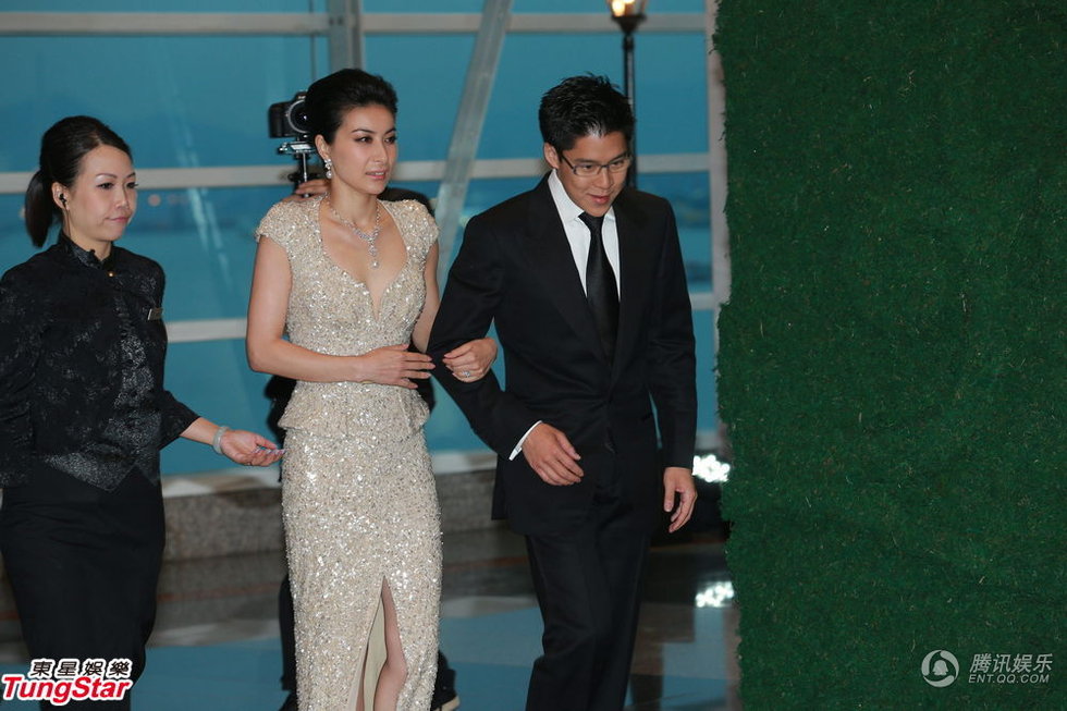 11日下午5点半，郭晶晶手挽霍启刚出场，这是他们婚后首度在媒体前亮相。