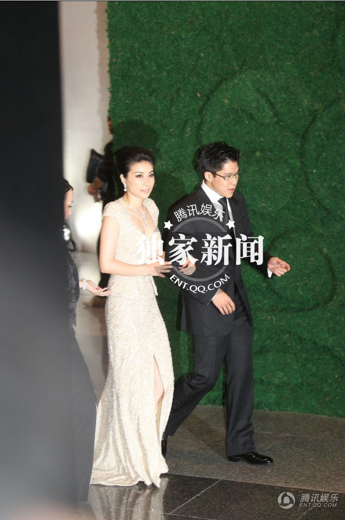 11日下午5点半，郭晶晶手挽霍启刚出场，这是他们婚后首度在媒体前亮相。