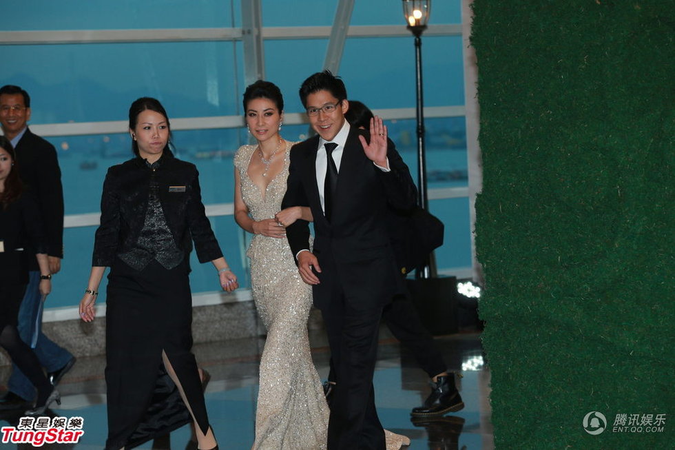 11日下午5点半，郭晶晶手挽霍启刚出场，这是他们婚后首度在媒体前亮相。