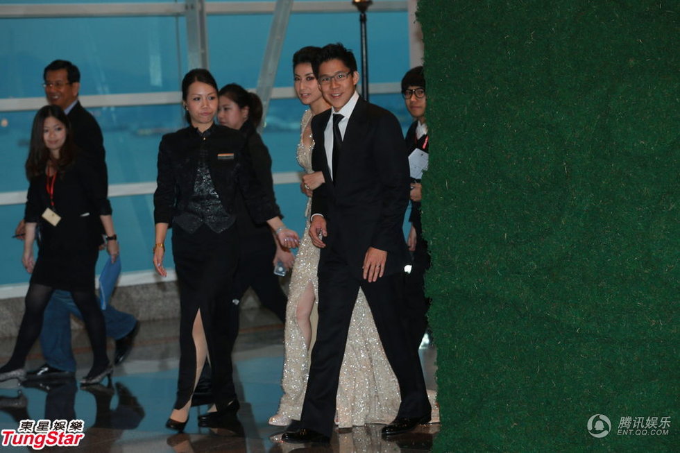 11日下午5点半，郭晶晶手挽霍启刚出场，这是他们婚后首度在媒体前亮相。