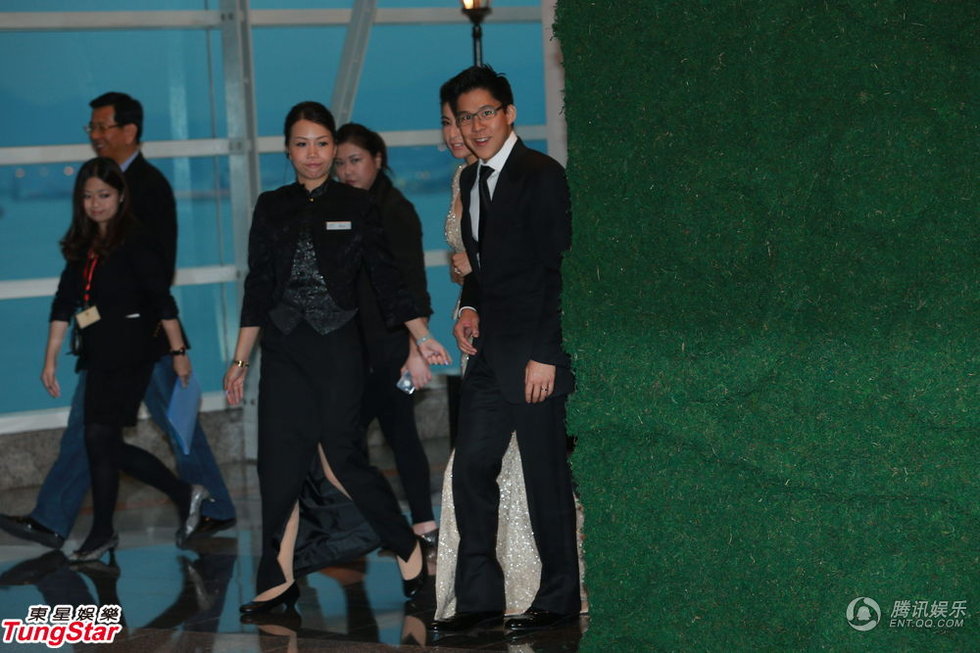 11日下午5点半，郭晶晶手挽霍启刚出场，这是他们婚后首度在媒体前亮相。