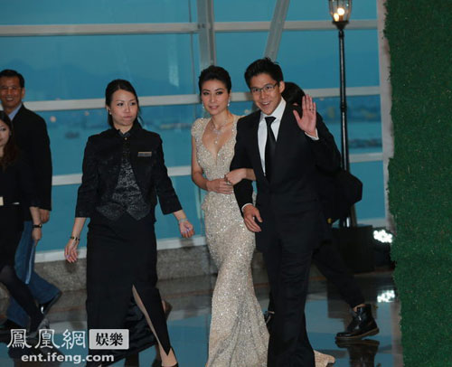 郭晶晶霍启刚婚后第一次公开亮相，郭晶晶深V装现身。