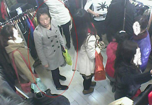 快手女贼频现开发区 视频监控扒窃全程曝光