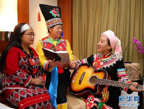 （十八大·花絮）唱支歌儿给党听