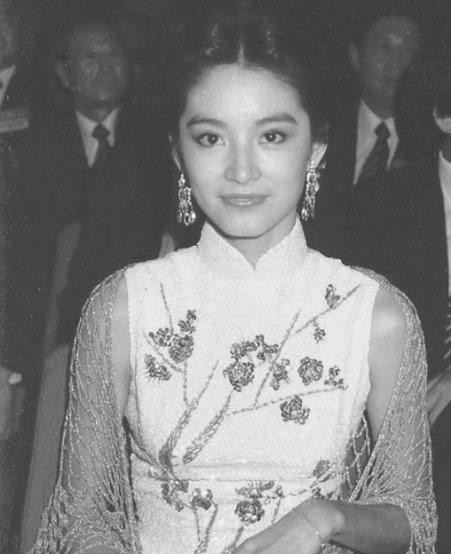 赵雅芝汤唯等众一线女星演绎旗袍风情 旗袍造型是惨是美众说纷纭