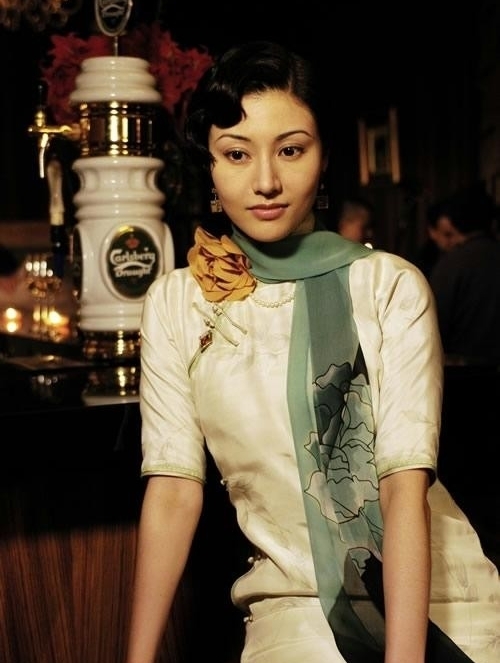 赵雅芝汤唯等众一线女星演绎旗袍风情 旗袍造型是惨是美众说纷纭