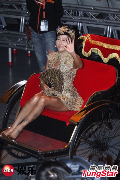 蓝心湄全裸贴水钻火辣开个唱 动作大尺度造型前卫堪比Gaga