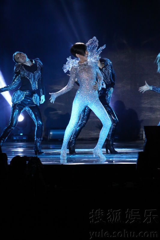 蓝心湄全裸贴水钻火辣开个唱 动作大尺度造型前卫堪比Gaga