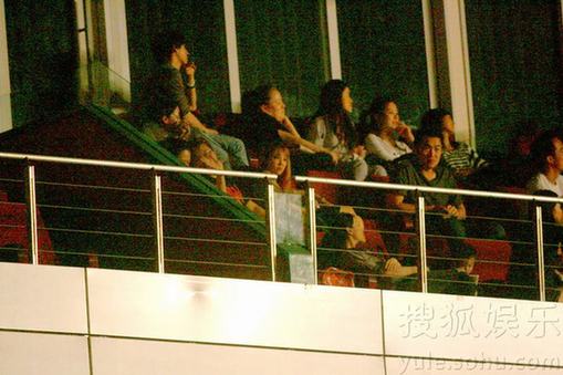 蓝心湄全裸贴水钻火辣开个唱 动作大尺度造型前卫堪比Gaga