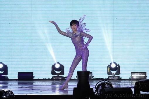 蓝心湄全裸贴水钻火辣开个唱 动作大尺度造型前卫堪比Gaga