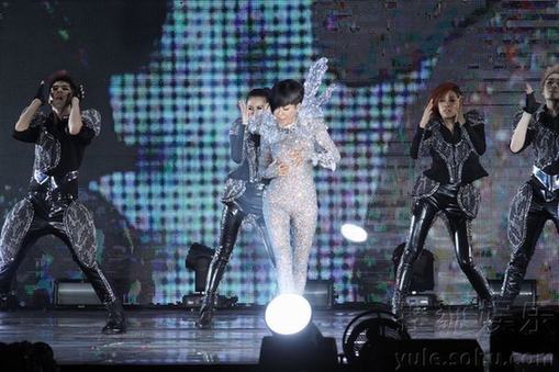 蓝心湄全裸贴水钻火辣开个唱 动作大尺度造型前卫堪比Gaga