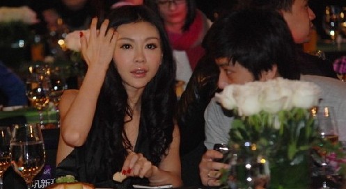 女星露乳贴尴尬瞬间 太失态了