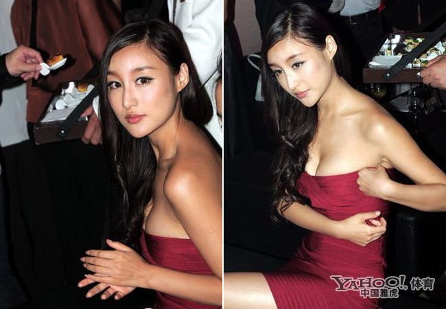 女星露乳贴尴尬瞬间 太失态了