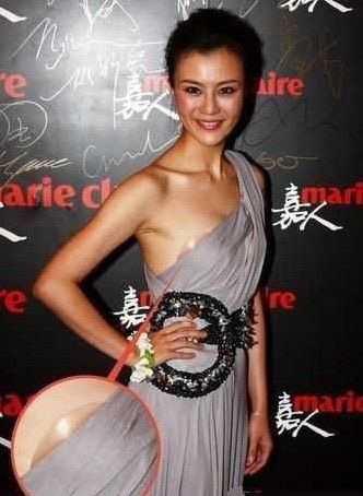 女星露乳贴尴尬瞬间 太失态了