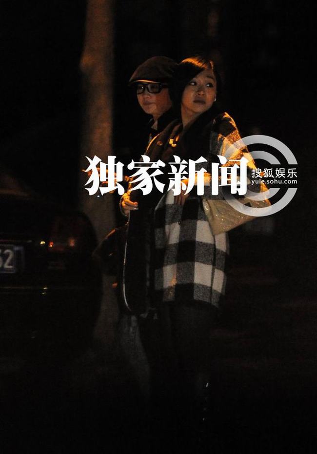 刘亦菲与闺蜜“情侣衫”出街 驾豪车同归 刘亦菲与闺蜜“情侣衫”出街 驾豪车同归