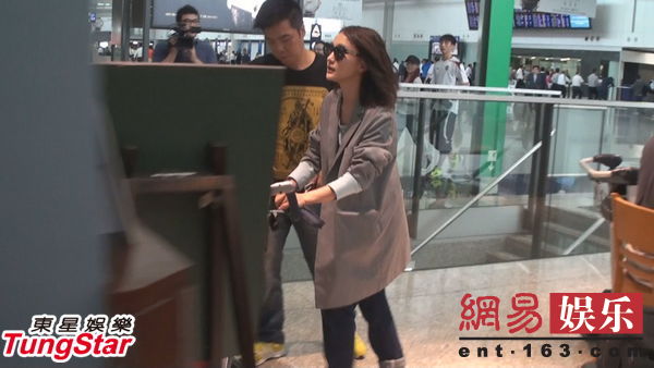 周迅机场发飙 拂袖而去