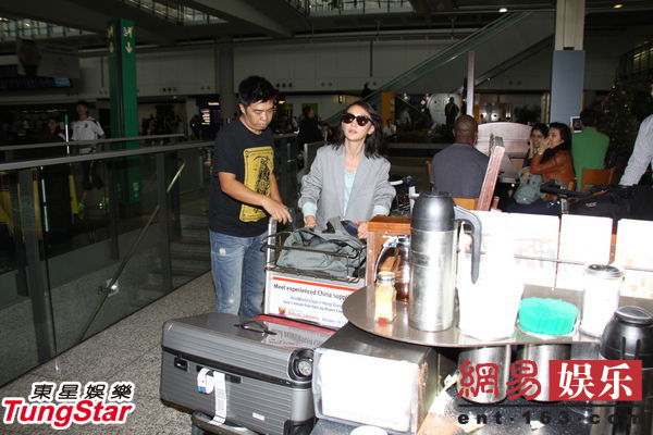 周迅机场发飙 拂袖而去