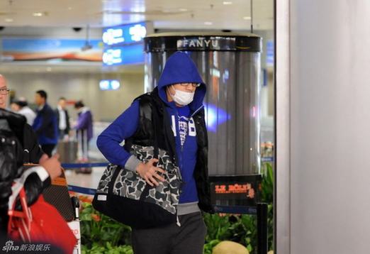 李代沫口罩遮面独自回京