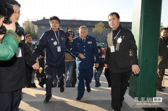 李默然追悼会北京八宝山举行 戴玉强李金斗阎肃等素装到场