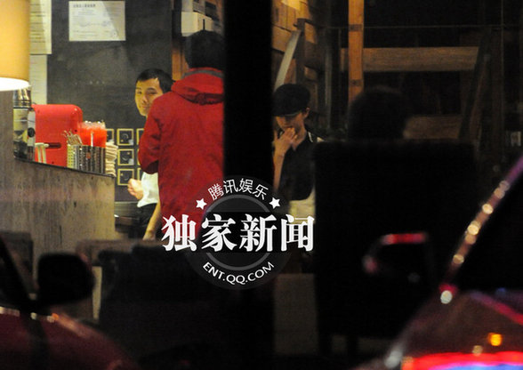 刘亦菲与闺蜜“夜谈” 驾豪车同回别墅形影不分