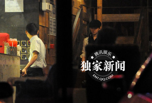 刘亦菲与闺蜜“夜谈” 驾豪车同回别墅形影不分