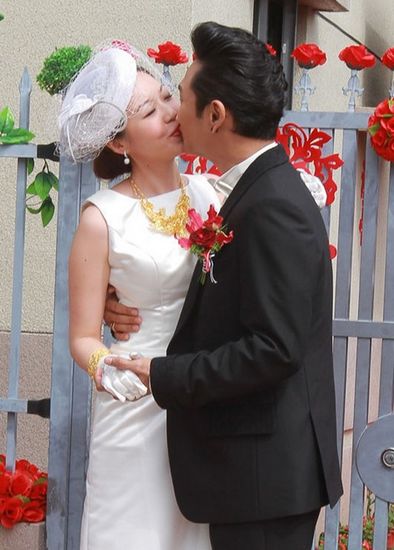 杜德伟大婚过累无力洞房 江欣燕失重心险摔倒(组图)