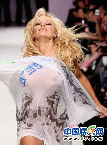 女星走红毯选错礼服引来尴尬 走光真是挡都挡不住啊