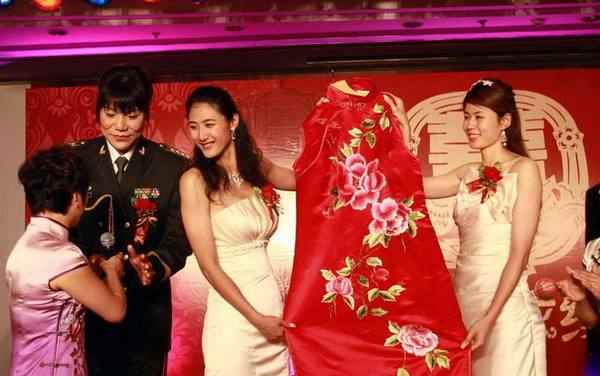 扒明星婚礼上的那些抢镜的伴娘