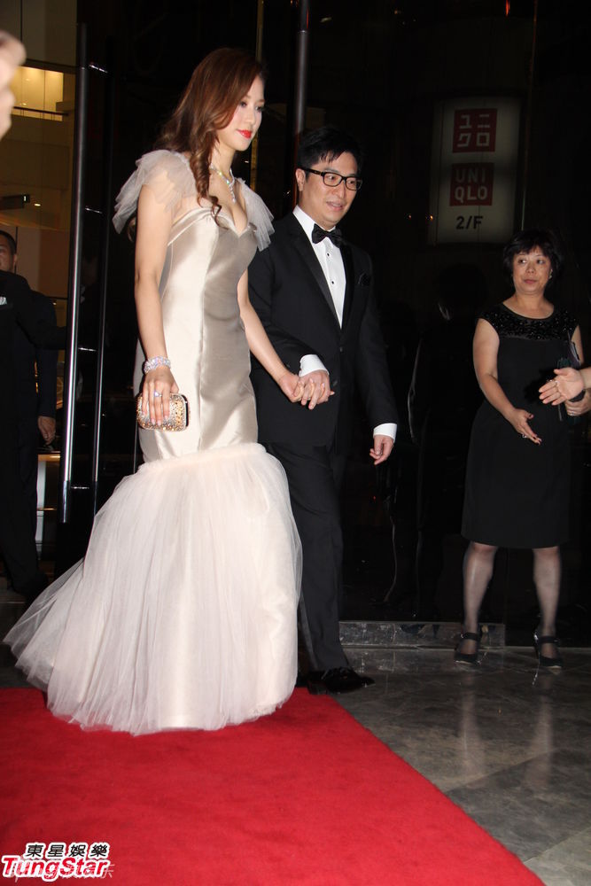 徐子淇香槟色鱼尾裙秀丰满半球