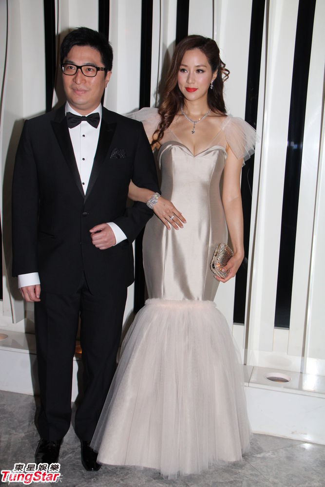 徐子淇香槟色鱼尾裙秀丰满半球