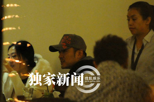 于小伟忘旧情携手两美女一同吃饭 抽烟耳语显暧昧