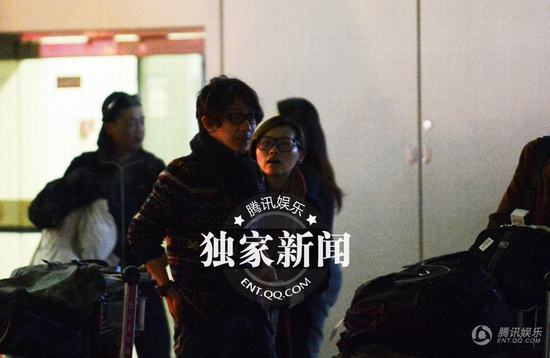 刘谦携嫩模女友王希怡回京 机场瞄辣妹女友吃醋