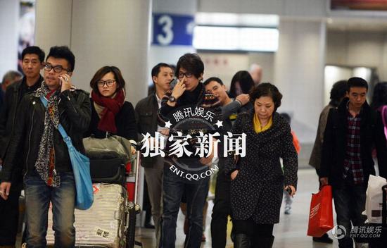 刘谦携嫩模女友王希怡回京 机场瞄辣妹女友吃醋