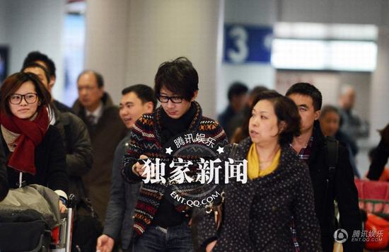 刘谦携嫩模女友王希怡回京 机场瞄辣妹女友吃醋