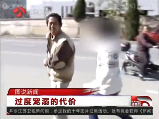 14岁女孩当街暴打生父连扇十余耳光 14岁女孩当街暴打生父连扇十余耳光