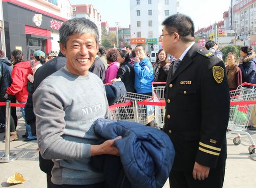 水晶梨滞销愁坏莱西果农 8毛贱卖凑医疗费(