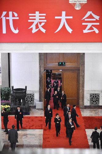 11月14日，中国共产党第十八次全国代表大会闭幕会在北京人民大会堂举行。这是代表投票后步出会场，等待计票结果。新华社记者李鑫摄
